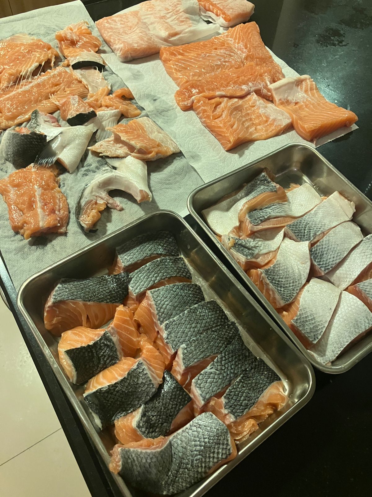 Salmón entero fresco, refrigerado, eviscerado con cabeza, 4-5 kg, grado Sashimi de grado A
