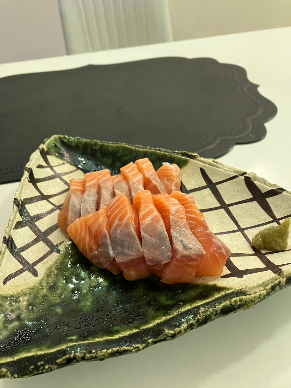 Salmón entero fresco, refrigerado, eviscerado con cabeza, 4-5 kg, grado Sashimi de grado A